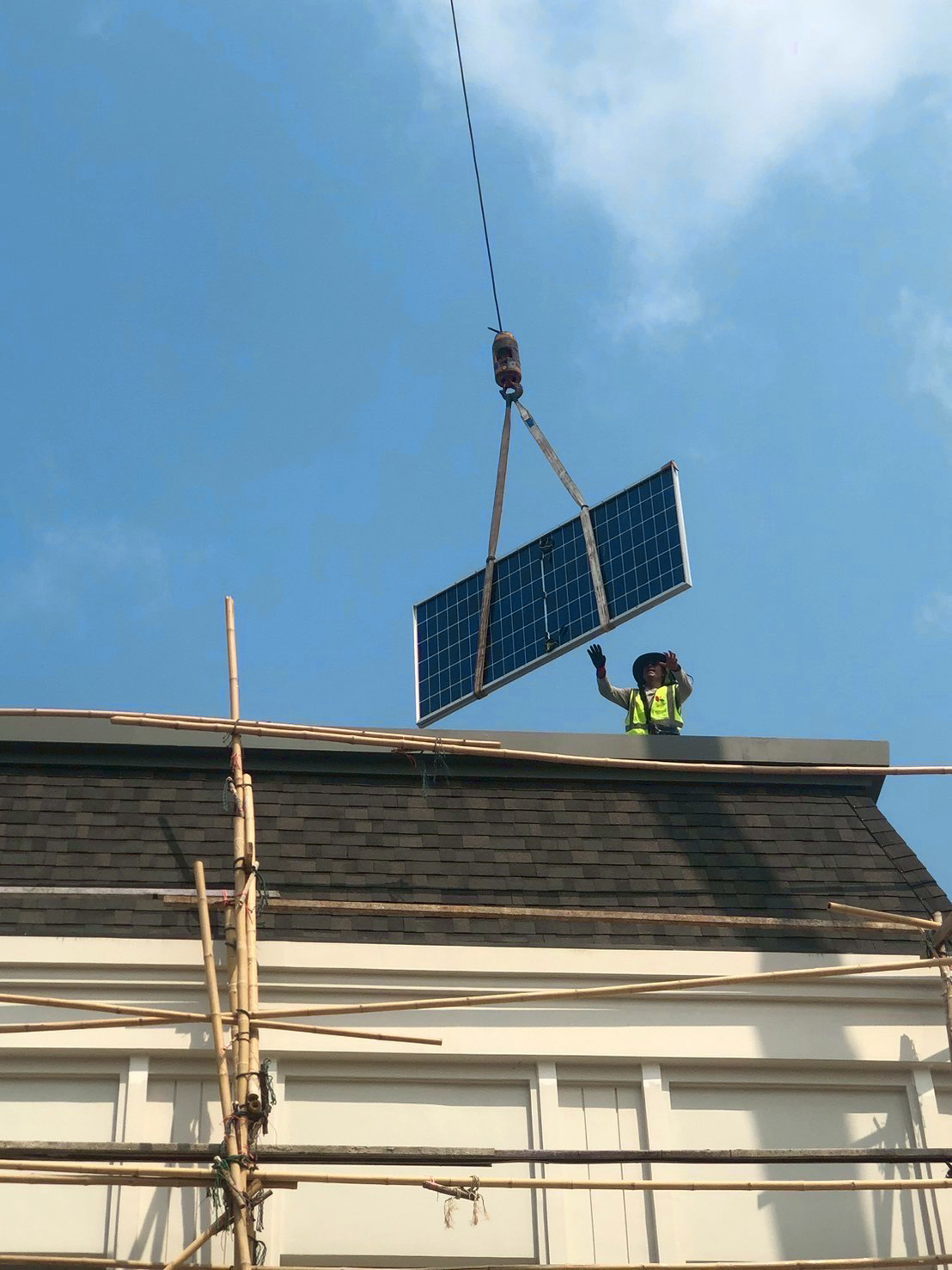 เครนยกแผงโซล่าเซลล์ขึ้นหลังคา ปทุมธานี