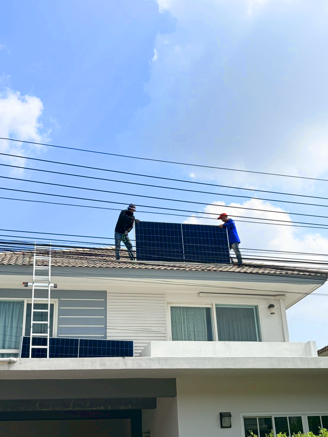 ทีมช่างติดตั้งแผงโซล่าเซลล์ นนทบุรี